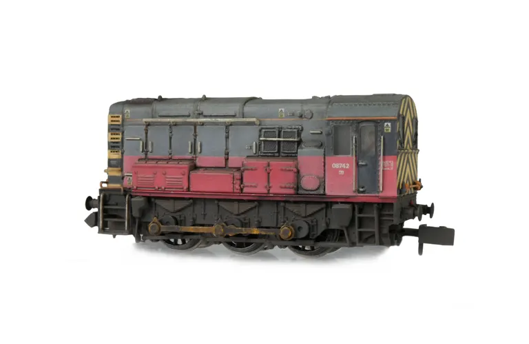 08742 with full respray into dilapidated RES livery. Renumbered, semi detailed buffer beam at both ends, modified piping. finer cab handrails and driver fitted.