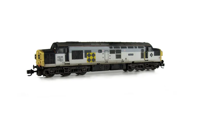 37049 Full respray into Railfreight Sector livery. Other details include: body modifications including plated over boiler ports, semi detailed buffer beam at both ends, ariels removed, nose end converted to end door version with etched air horns and headc
