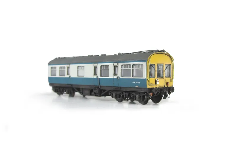 Inspection Saloon with detailed buffer beam at one end, faded paintwork, nose pipes painted and passengers added.