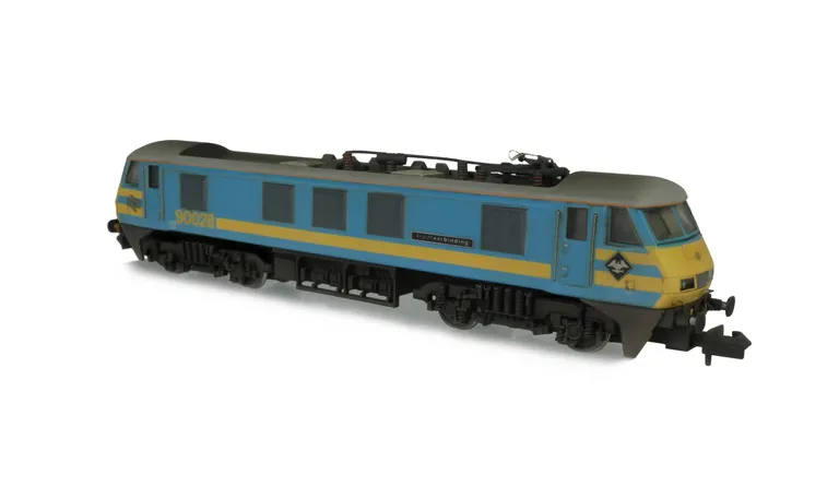 90028 Full respray into Belgium Livery with heavily modified nose ends. Other details include: semi detailed buffer beams at both ends, printed light clusters replaced with moulded etched versions, pantograph replaced with more accurate version, wire hand