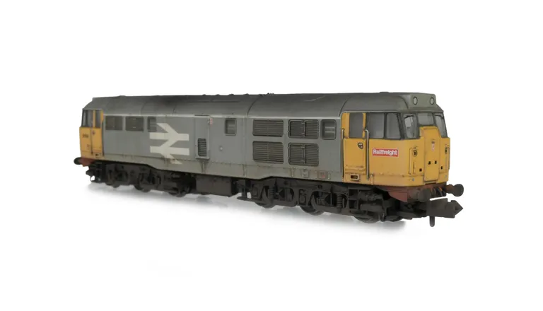 31154 Added details include: faded paintwork, semi detailed at both ends and roof grills replaced with 3D etched fan and grill.