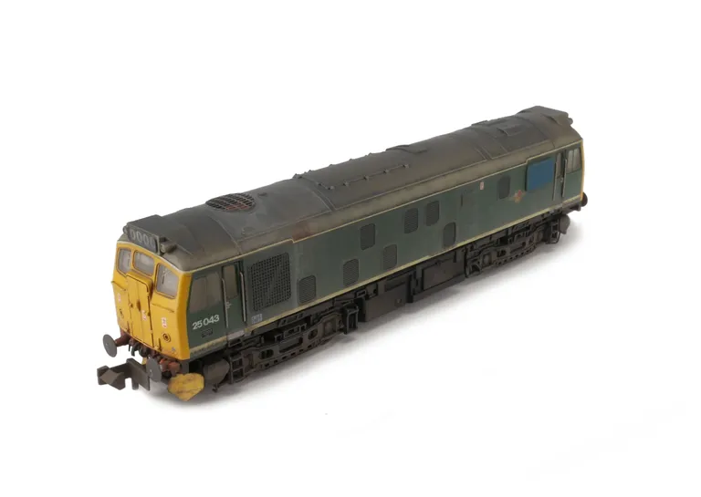 25043 renumbered with heavily weathered faded and distressed finish. With added full yellow ends. Other details include: finer nose end handrails, semi detailed buffer beam at both ends, etched work plates, headcodes changed, driver, snowploughs, footsteps plated over, boiler port cover painted blue, moulded roof grills replaced with 3D etched grill and fan.